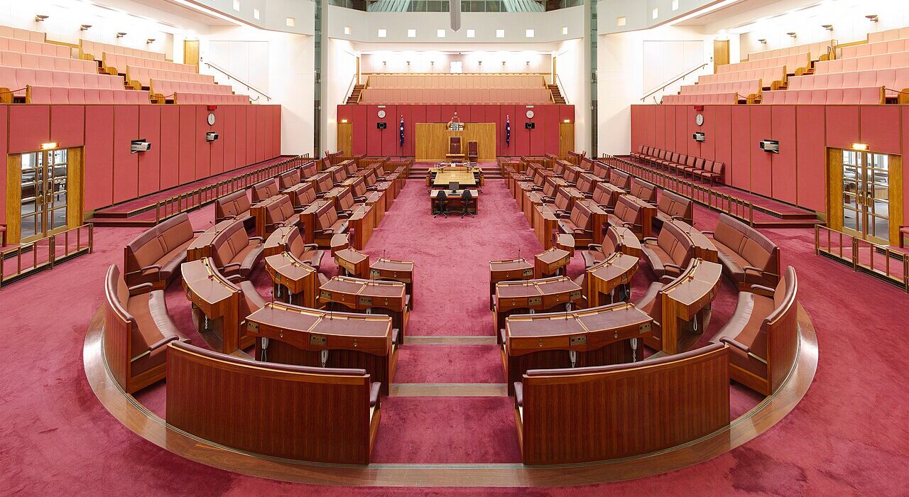 Ruang sidang Senat Australia di Gedung Parlemen Canberra yang memanggil pimpinan OpenAI dan Anthropic terkait insiden peretasan AI agent otonom