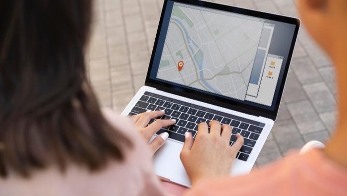 Ilustrasi pembajakan profil Google Maps menggunakan foto AI dan nomor telepon palsu