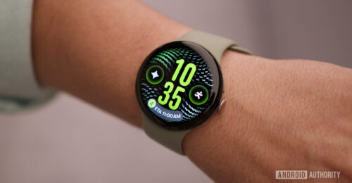 Tampilan dekat jam tangan pintar Google Pixel Watch 5 pada pergelangan tangan
