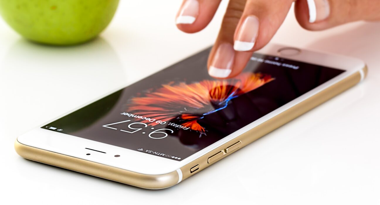 Ilustrasi penggunaan paket kuota data internet pada layar smartphone pengguna di Indonesia
