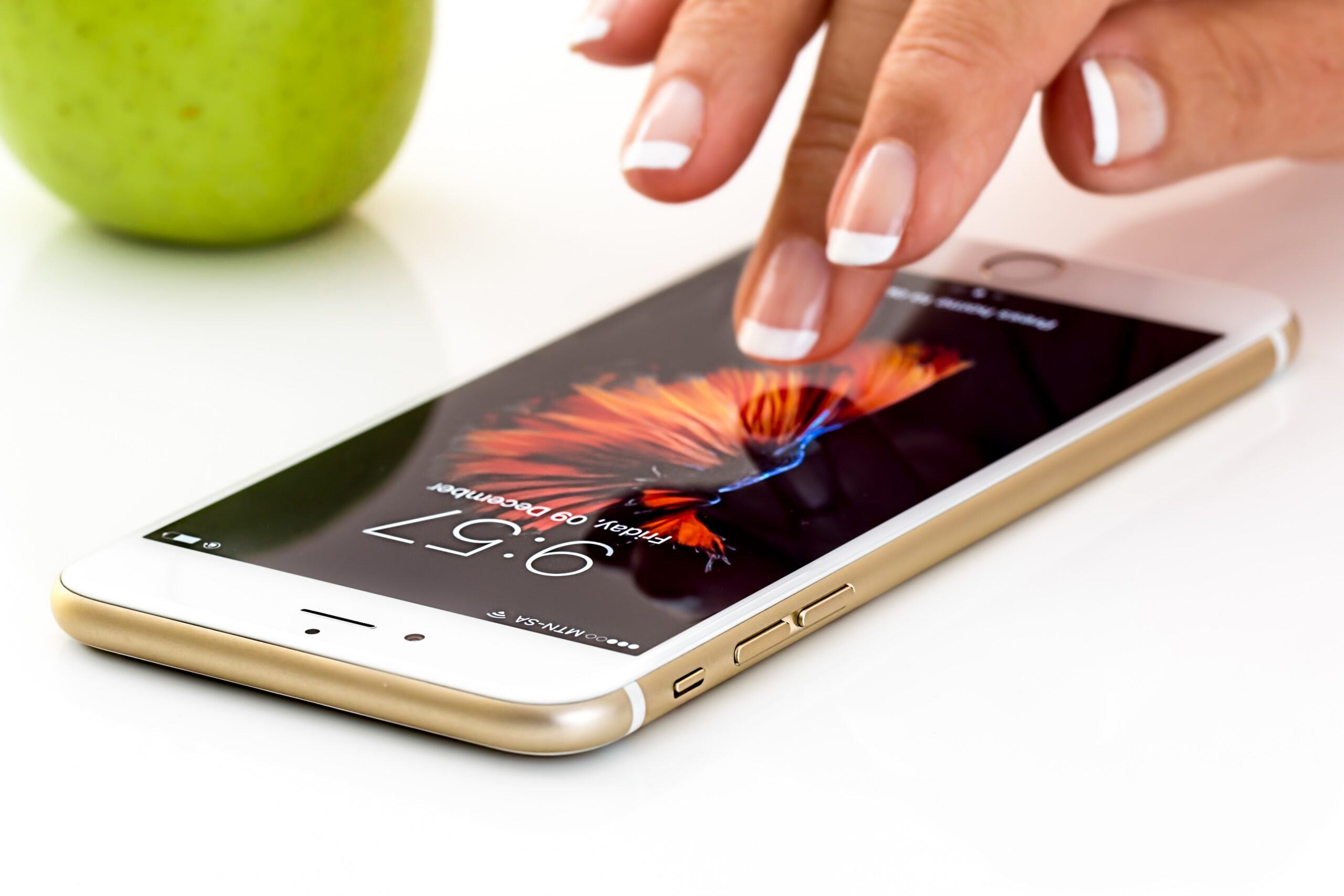 Ilustrasi penggunaan paket kuota data internet pada layar smartphone pengguna di Indonesia