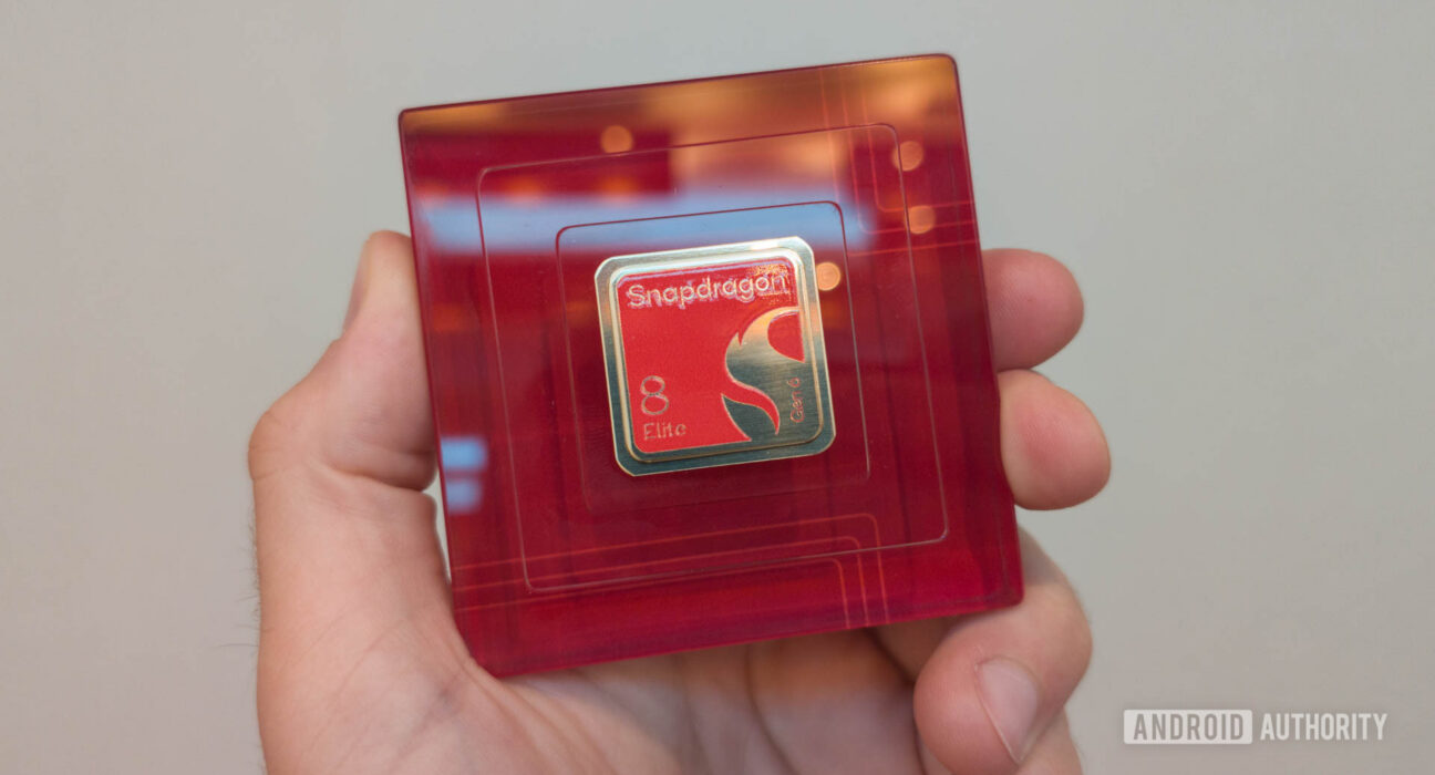 Chip Qualcomm Snapdragon 8 Elite Gen 6 dalam kemasan di acara Snapdragon Summit 2026