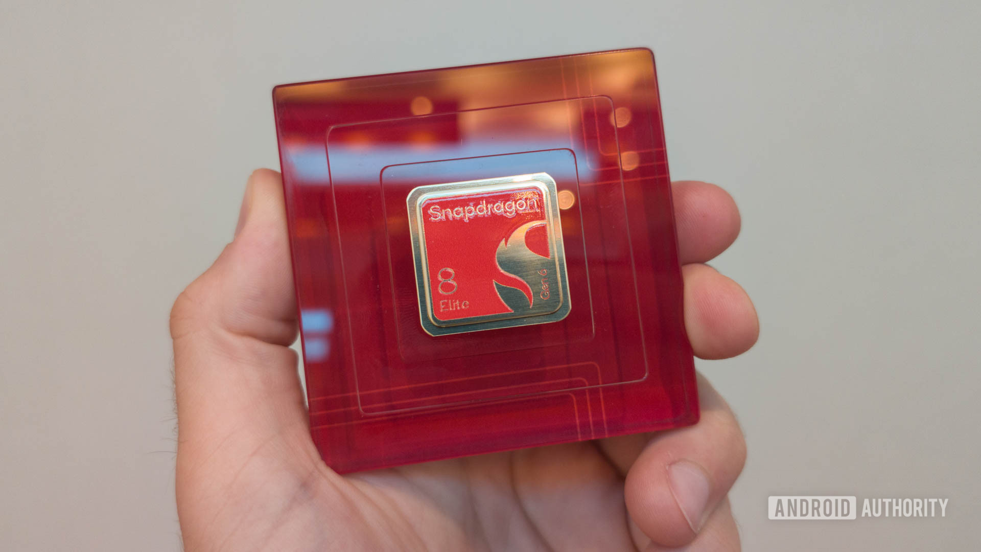 Chip Qualcomm Snapdragon 8 Elite Gen 6 dalam kemasan di acara Snapdragon Summit 2026
