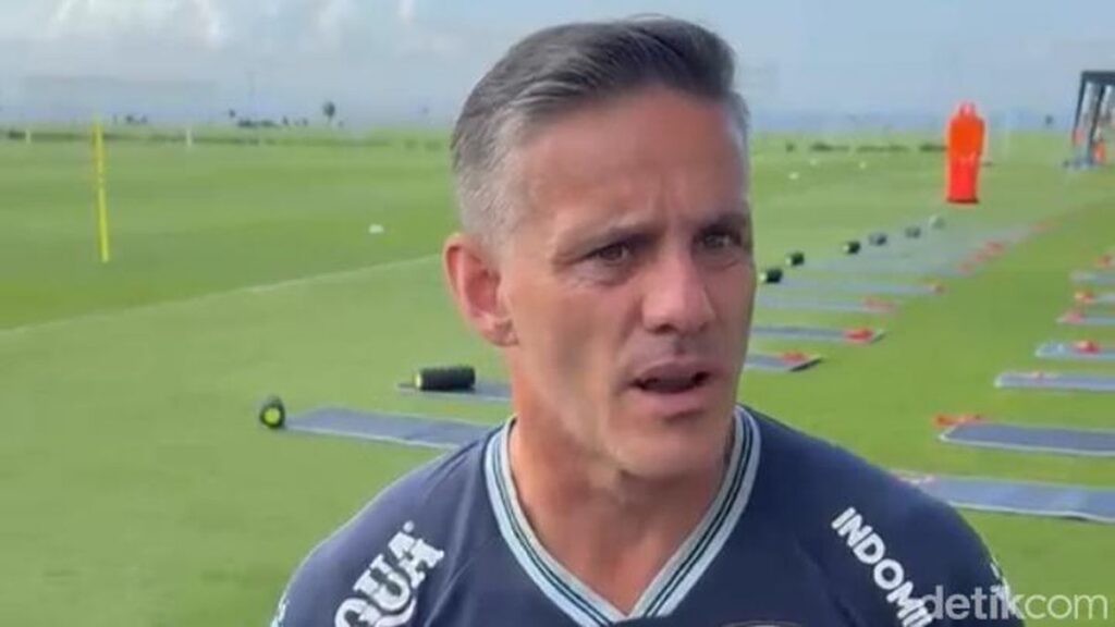 Pelatih Kepala Timnas Indonesia John Herdman saat memberikan instruksi taktis di pinggir lapangan