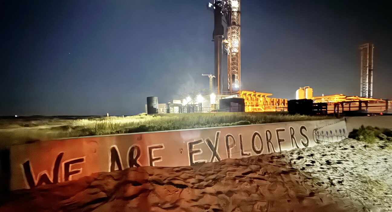 Roket SpaceX Starship terpasang pada Super Heavy booster di fasilitas peluncuran Starbase Boca Chica Texas