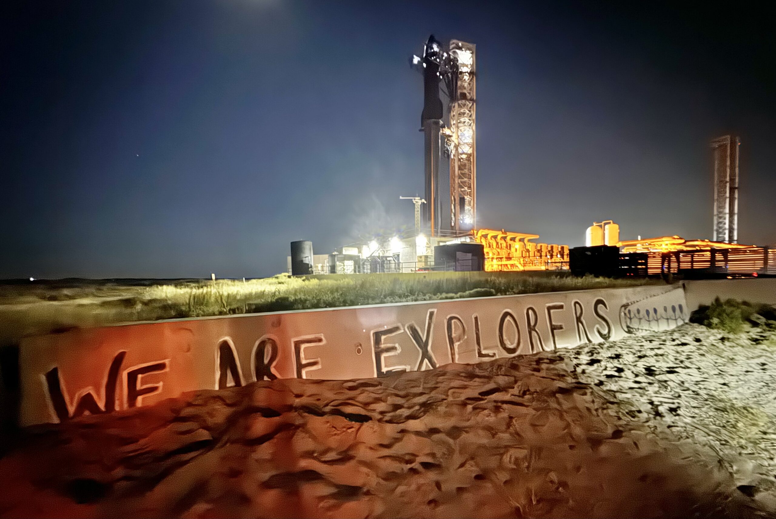 Roket SpaceX Starship terpasang pada Super Heavy booster di fasilitas peluncuran Starbase Boca Chica Texas
