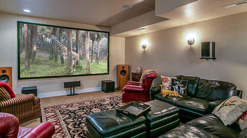 Penataan speaker home theater pada ruang keluarga dengan elevasi telinga yang tepat