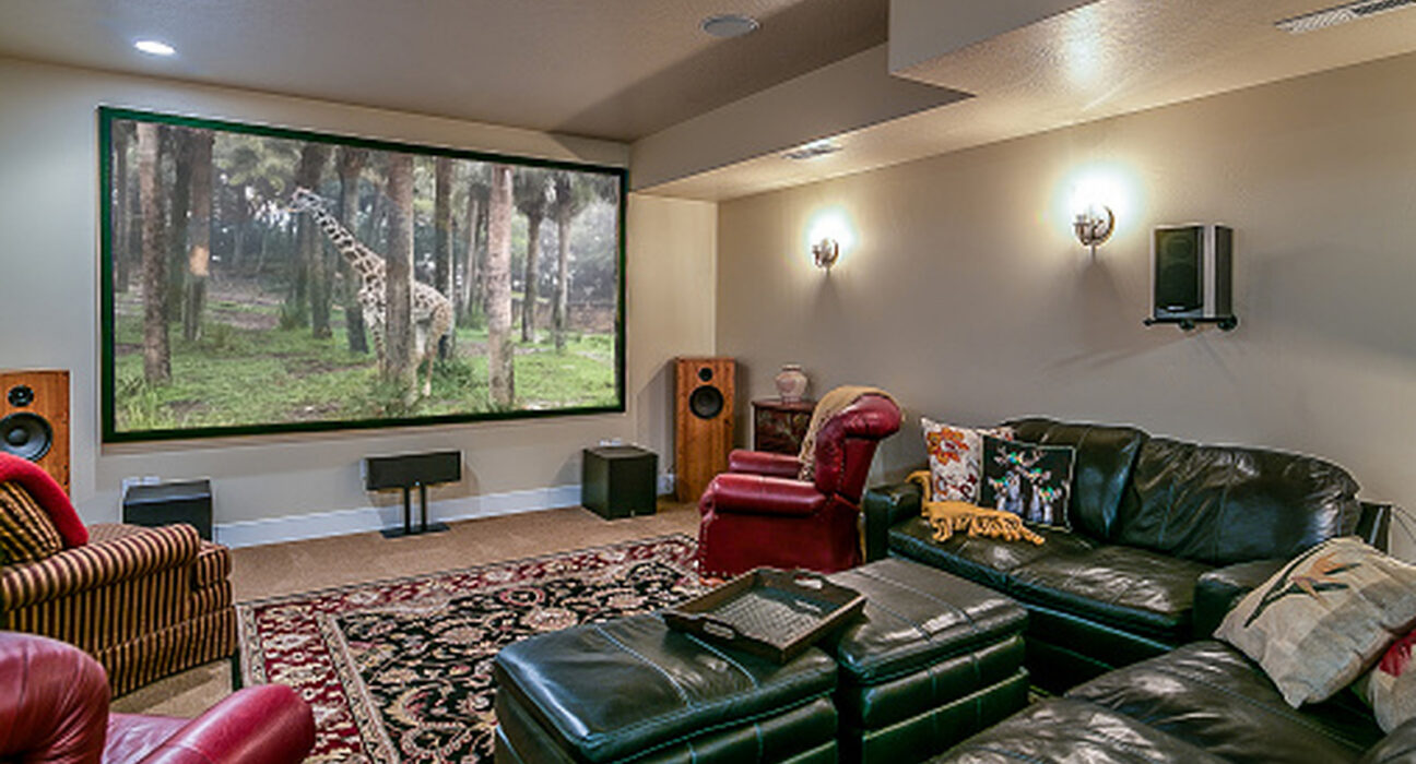 Penataan speaker home theater pada ruang keluarga dengan elevasi telinga yang tepat