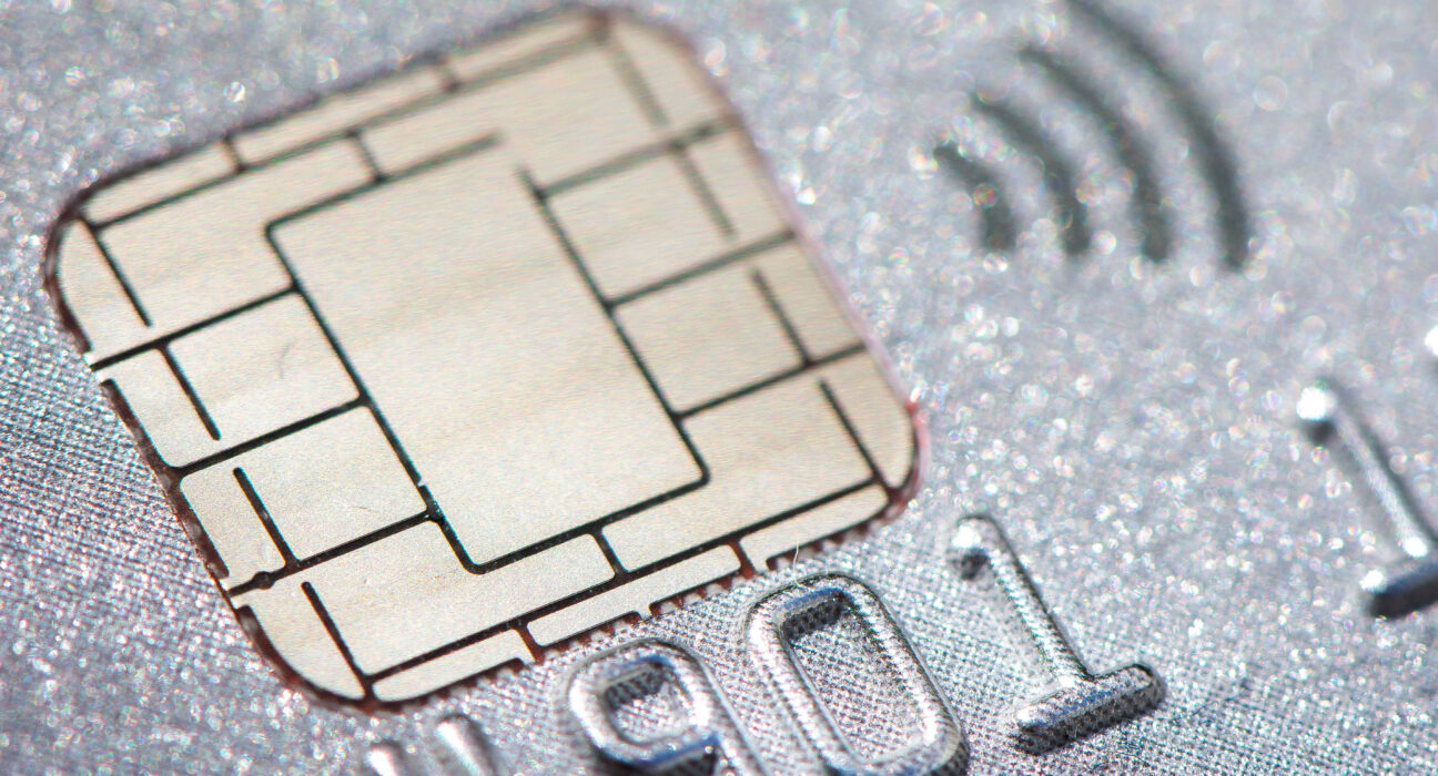 Mikrochip EMV kartu pembayaran sebagai simbol perlindungan data transaksi dalam standar keamanan PCI DSS v4.0