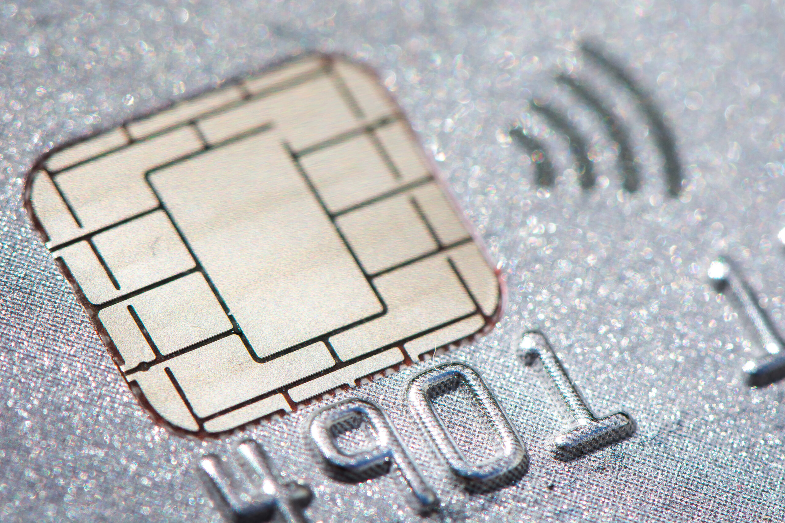 Mikrochip EMV kartu pembayaran sebagai simbol perlindungan data transaksi dalam standar keamanan PCI DSS v4.0