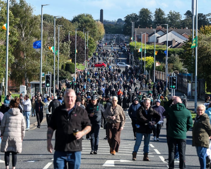 Aksi unjuk rasa warga Garvaghy Road di Portadown Irlandia Utara menentang pawai Drumcree