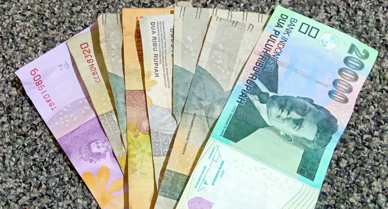 Pecahan uang kertas Rupiah Indonesia emisi terbaru yang menjadi fokus stabilisasi moneter Bank Indonesia melalui instrumen DNDF dan pasar spot.