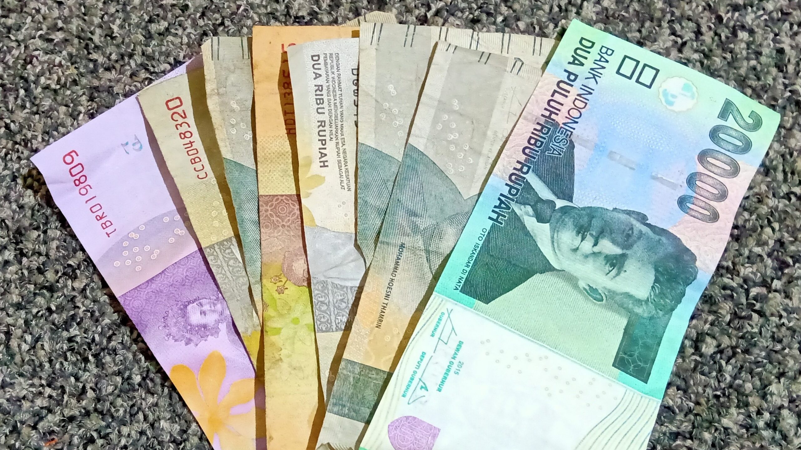 Pecahan uang kertas Rupiah Indonesia emisi terbaru yang menjadi fokus stabilisasi moneter Bank Indonesia melalui instrumen DNDF dan pasar spot.