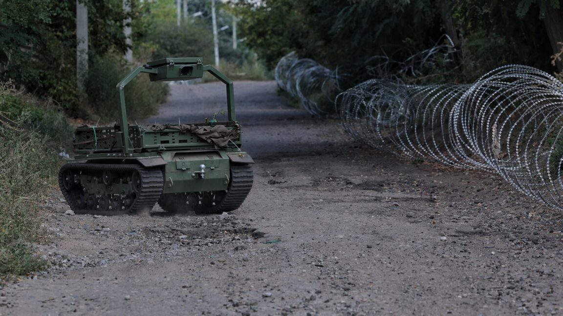 Robot darat UGV militer Ukraina untuk membersihkan ranjau