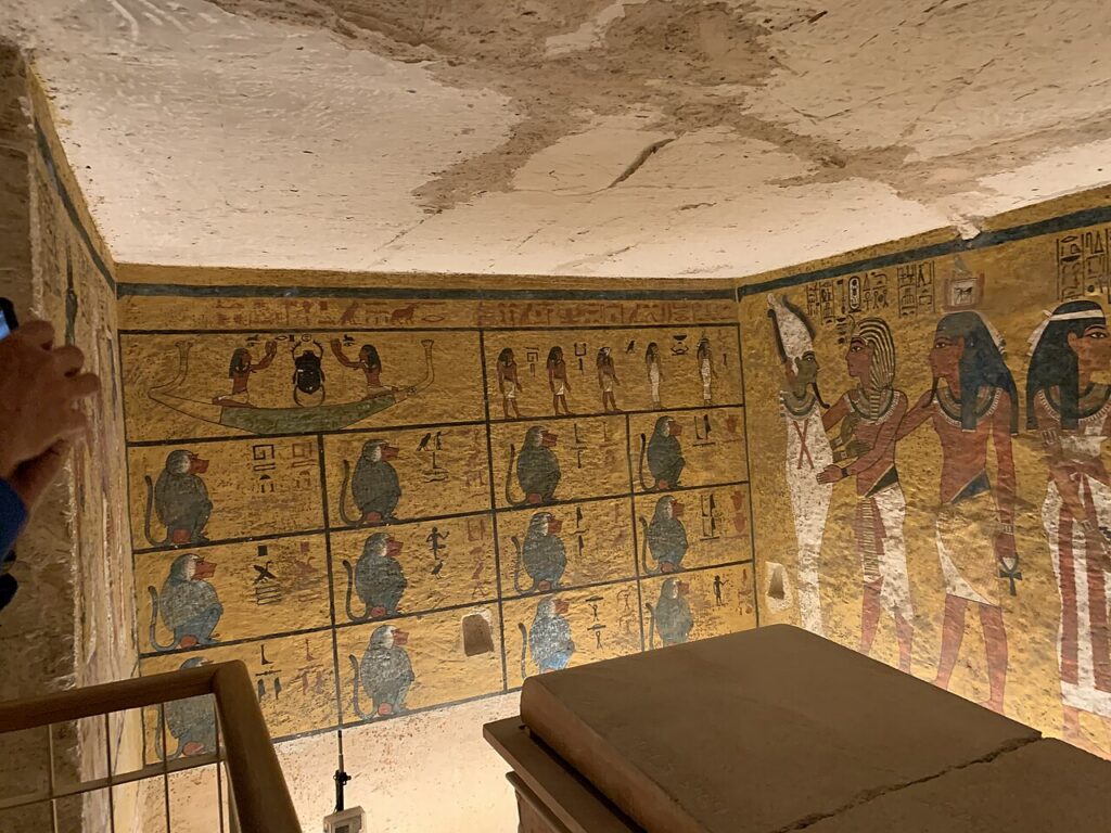 Ruang pemakaman Firaun Tutankhamun KV62 di Lembah Para Raja Luxor dengan lukisan dinding kuno