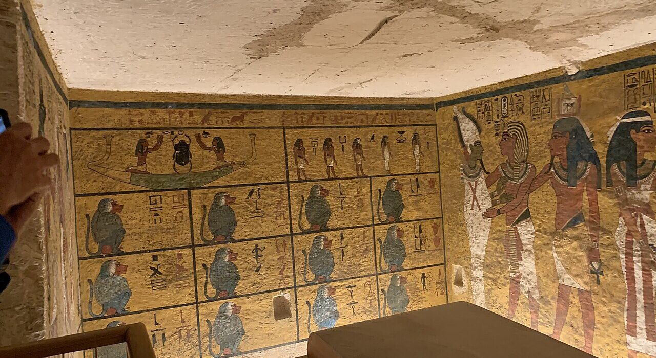 Ruang pemakaman Firaun Tutankhamun KV62 di Lembah Para Raja Luxor dengan lukisan dinding kuno