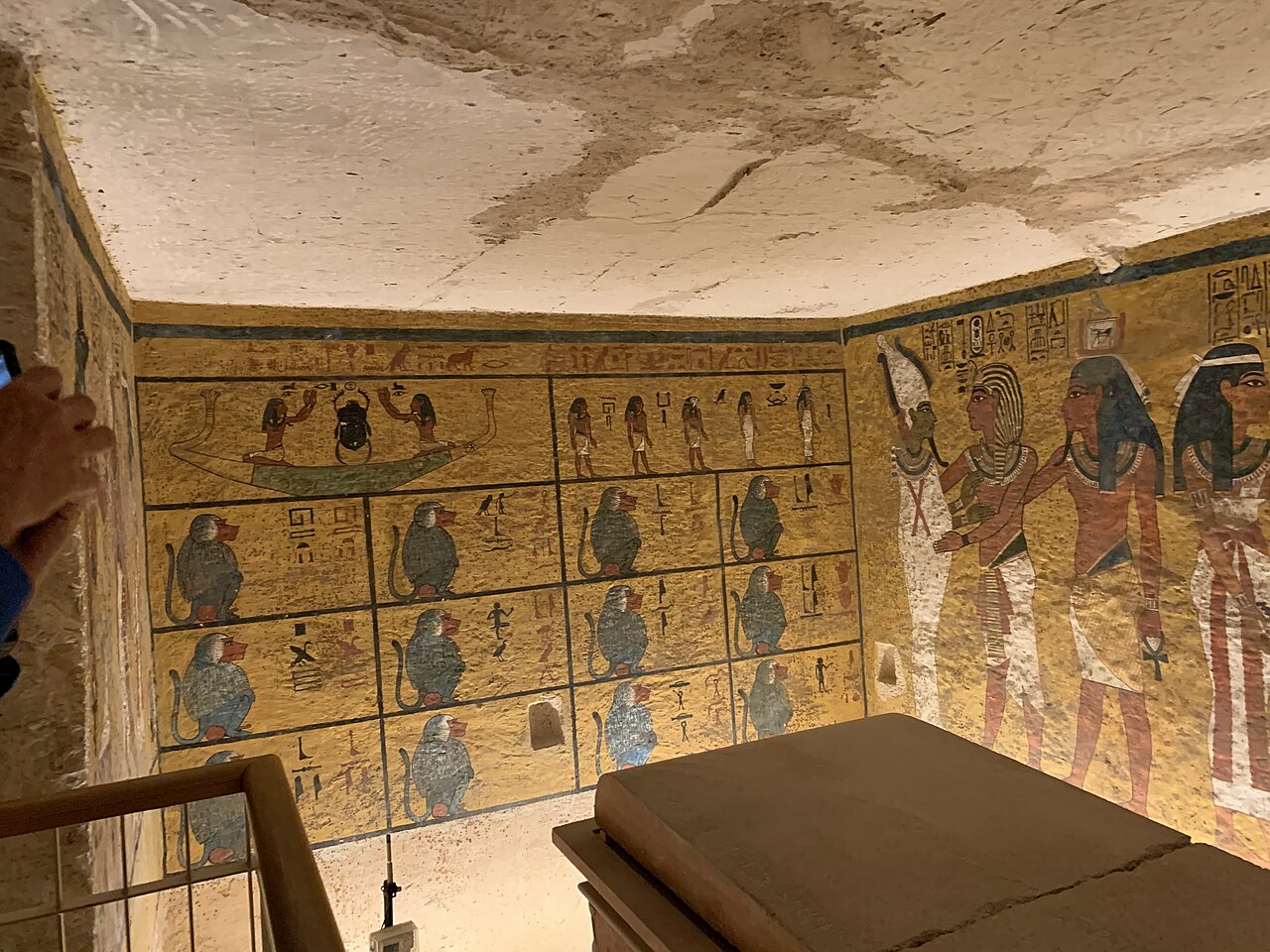 Ruang pemakaman Firaun Tutankhamun KV62 di Lembah Para Raja Luxor dengan lukisan dinding kuno
