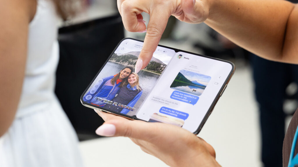 Tampilan layar lipat iPhone Duo dengan teknologi kaca nano-texture yang menyamarkan lipatan crease