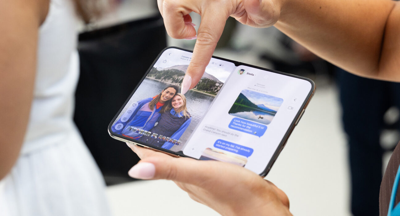 Tampilan layar lipat iPhone Duo dengan teknologi kaca nano-texture yang menyamarkan lipatan crease