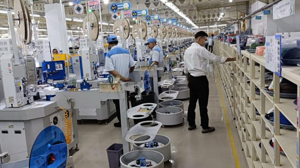 Pekerja merakit komponen industri manufaktur otomotif di lantai pabrik Indonesia