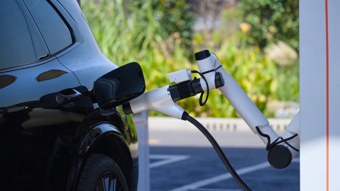 Stasiun Pengisian Daya Megawatt Geely dengan Lengan Robotik Otomatis