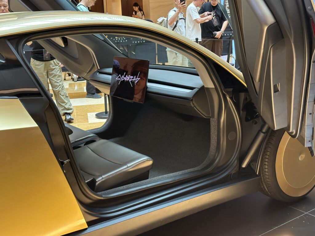 Prototipe kendaraan otonom Tesla Cybercab tanpa kemudi dan pedal di fasilitas demonstrasi