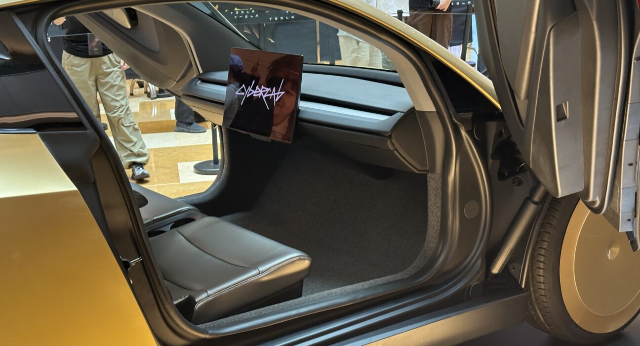 Prototipe kendaraan otonom Tesla Cybercab tanpa kemudi dan pedal di fasilitas demonstrasi