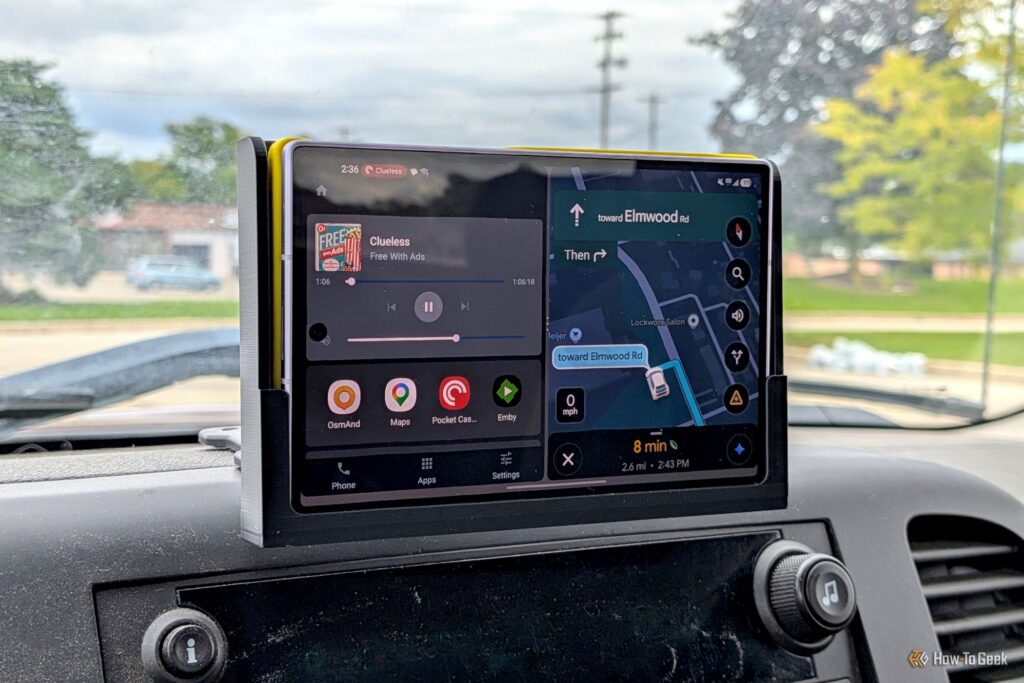 Ilustrasi layar ponsel cerdas yang menjalankan aplikasi navigasi sebagai alternatif Android Auto di dalam mobil