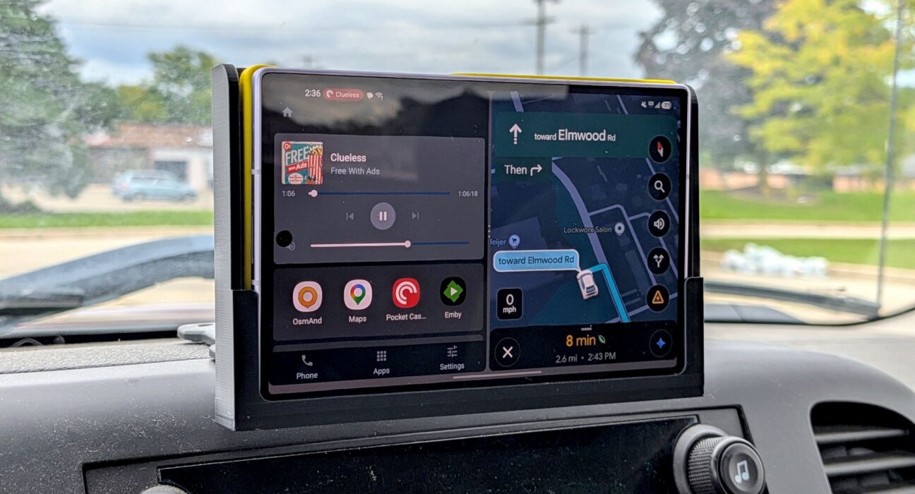 Ilustrasi layar ponsel cerdas yang menjalankan aplikasi navigasi sebagai alternatif Android Auto di dalam mobil