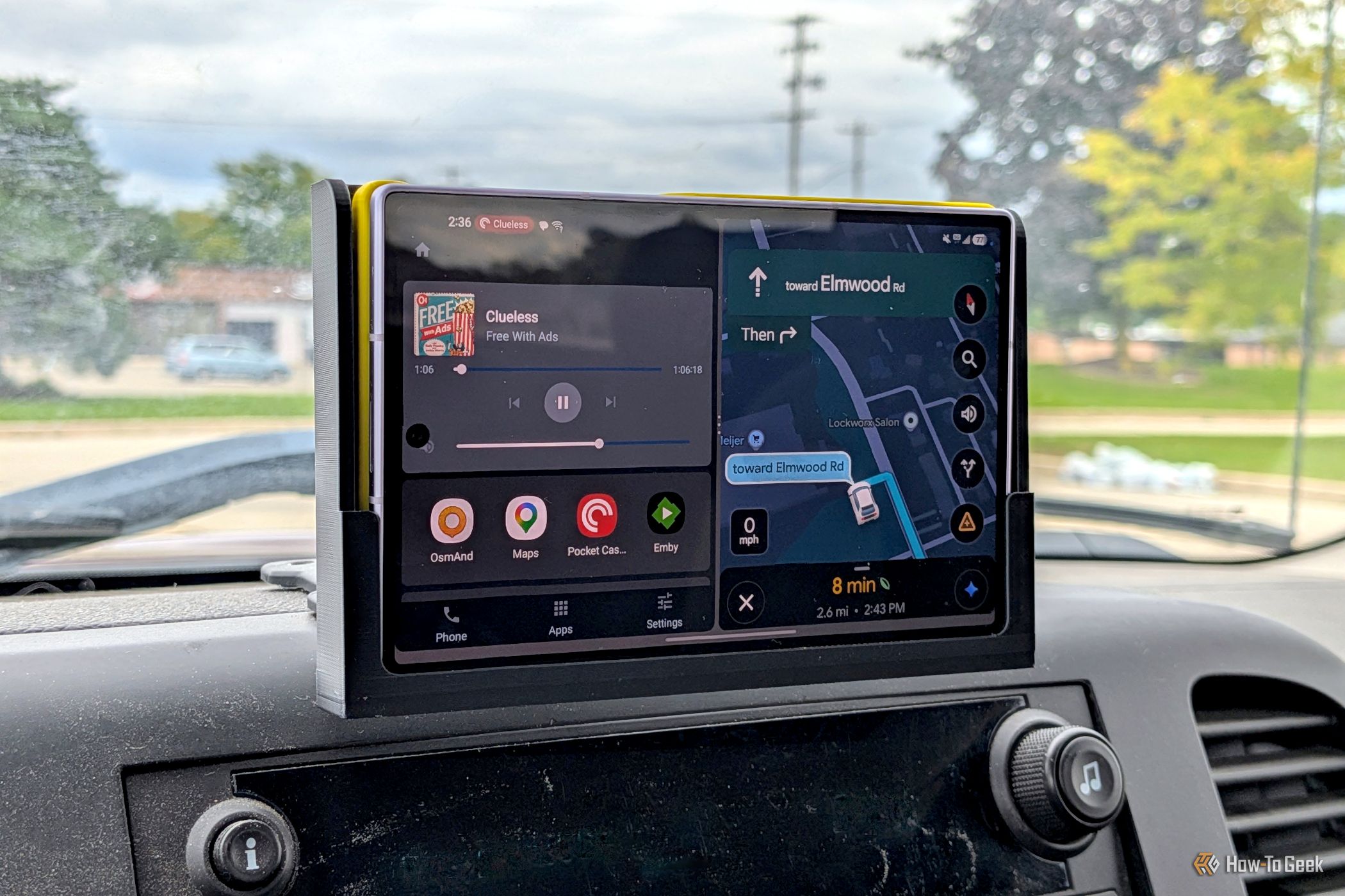 Ilustrasi layar ponsel cerdas yang menjalankan aplikasi navigasi sebagai alternatif Android Auto di dalam mobil