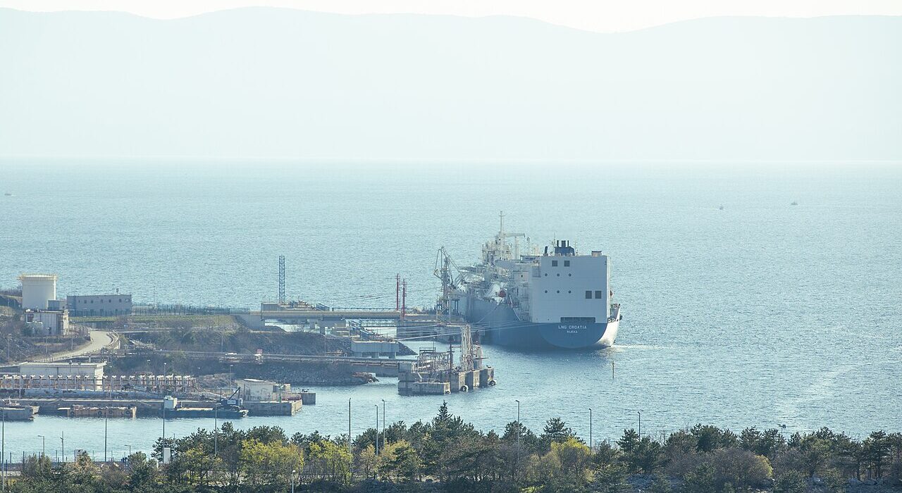 Kapal tanker minyak dan gas berlayar melintasi perairan maritim strategis di tengah eskalasi konflik Selat Hormuz