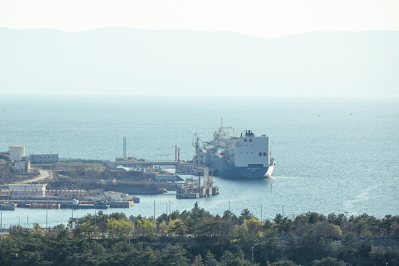 Kapal tanker minyak dan gas berlayar melintasi perairan maritim strategis di tengah eskalasi konflik Selat Hormuz
