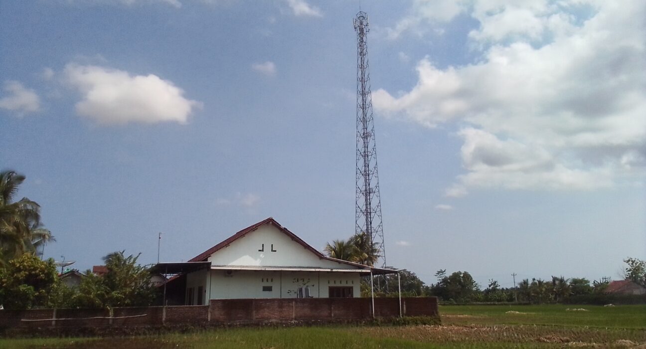 Menara pemancar BTS seluler Telkomsel di Indonesia untuk menopang infrastruktur jaringan telekomunikasi.