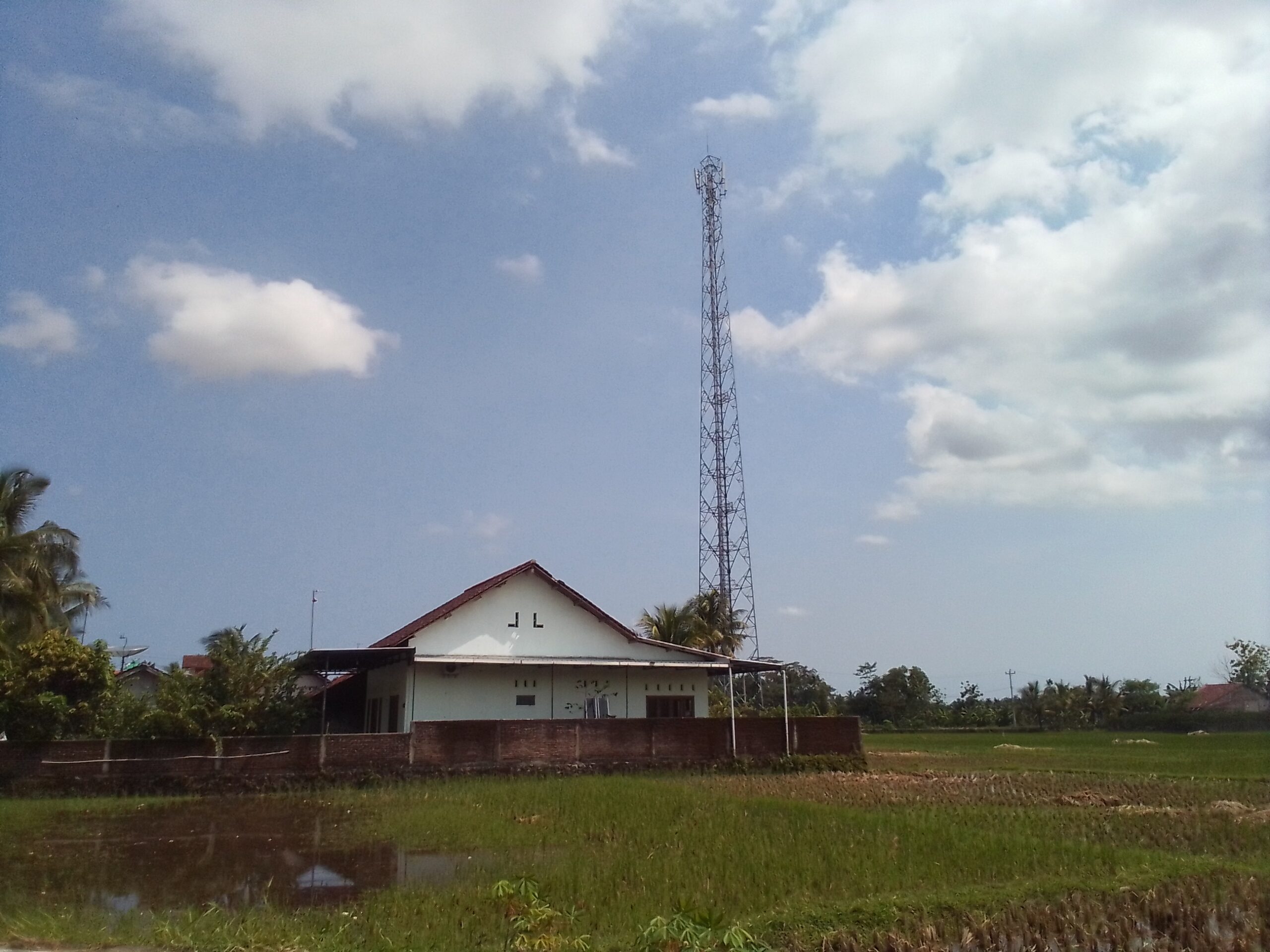 Menara pemancar BTS seluler Telkomsel di Indonesia untuk menopang infrastruktur jaringan telekomunikasi.