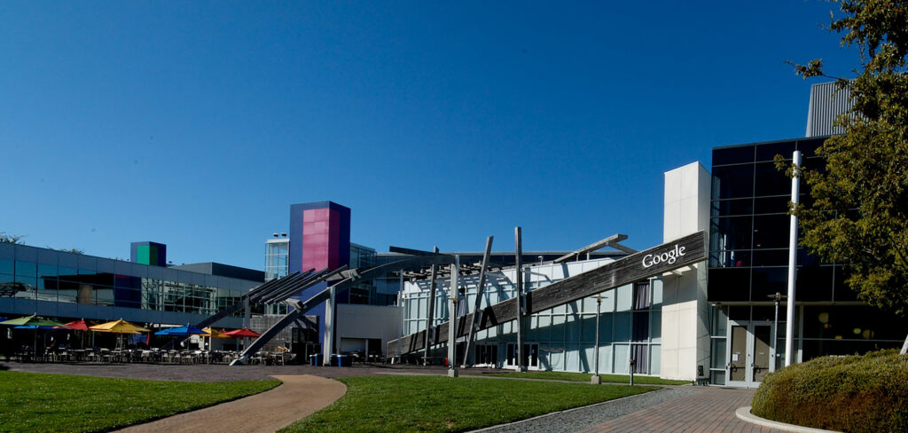 Kompleks markas pusat Googleplex di Mountain View California dalam rangka peringatan ulang tahun ke-28 Google