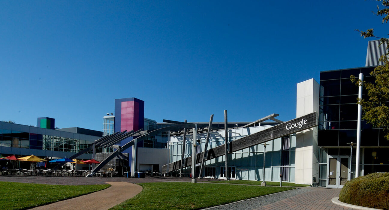 Kompleks markas pusat Googleplex di Mountain View California dalam rangka peringatan ulang tahun ke-28 Google