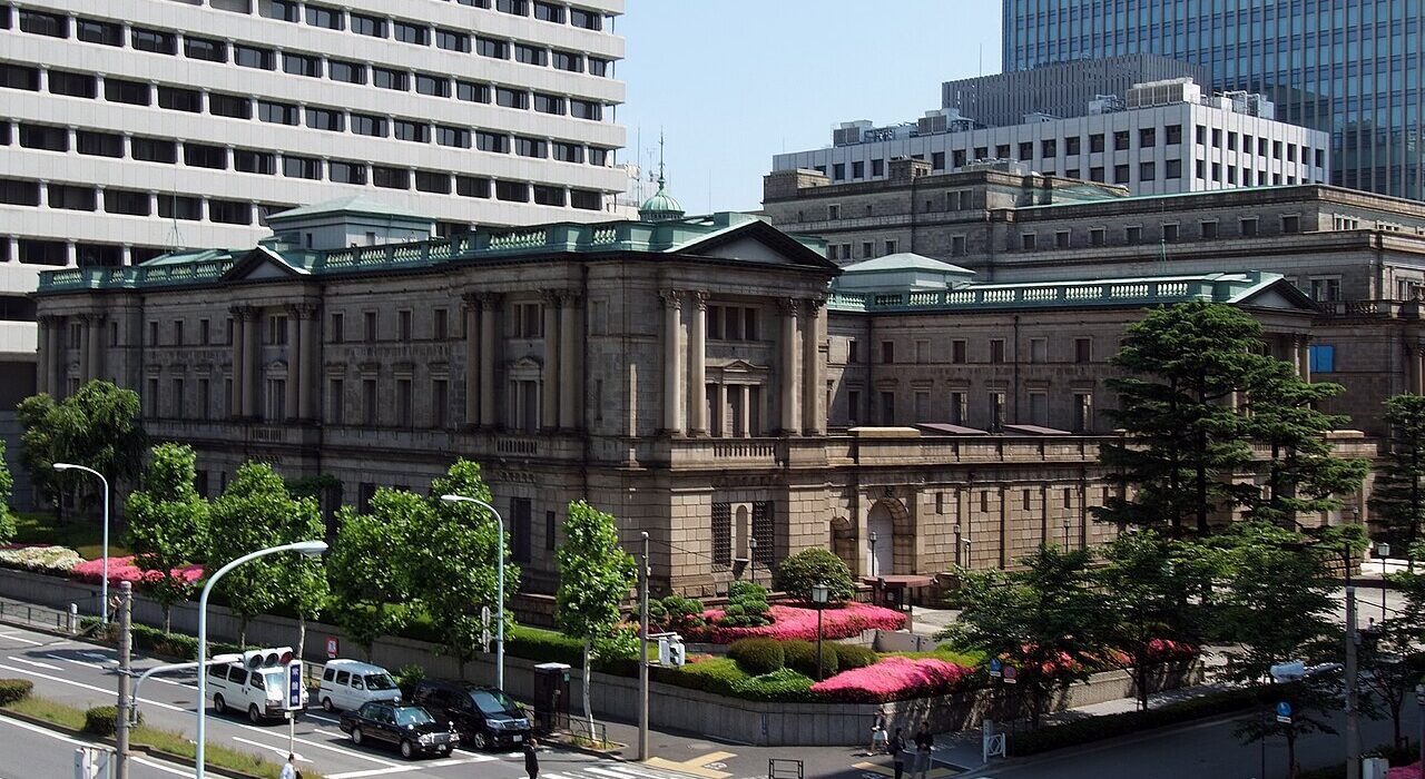 Gedung kantor pusat Bank of Japan di Tokyo sebagai pusat kebijakan moneter dan intervensi valuta asing yen Jepang.