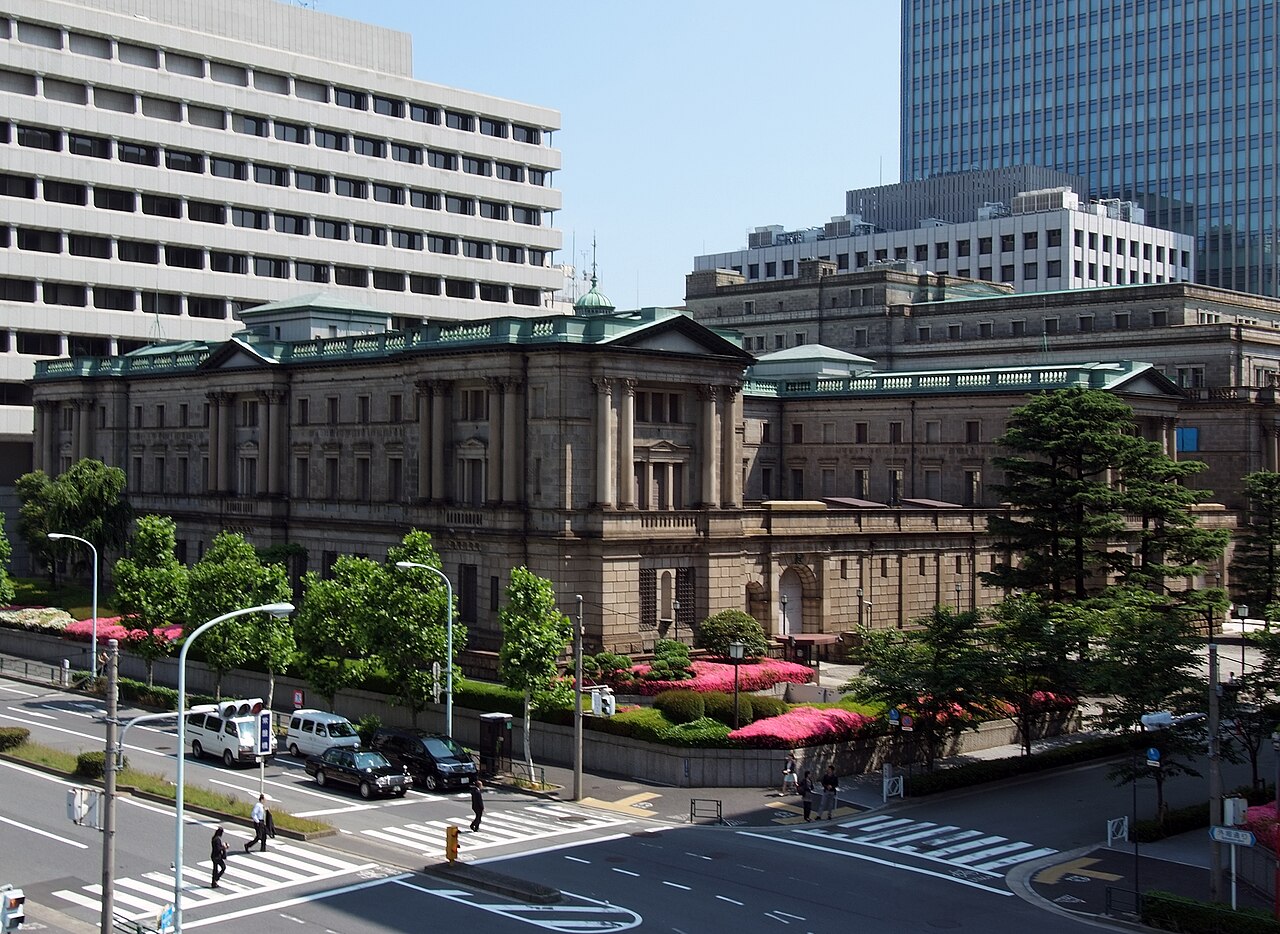Gedung kantor pusat Bank of Japan di Tokyo sebagai pusat kebijakan moneter dan intervensi valuta asing yen Jepang.