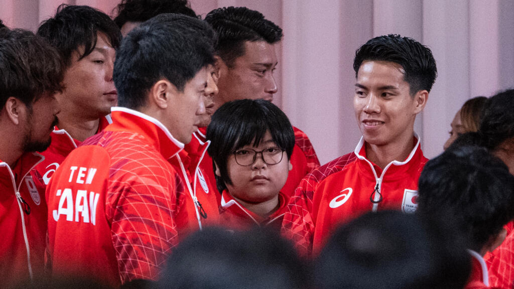 Yuki Kurihara (tengah, berkacamata) usai meraih emas Puyo Puyo Champions di Asian Games 2026 Aichi-Nagoya
