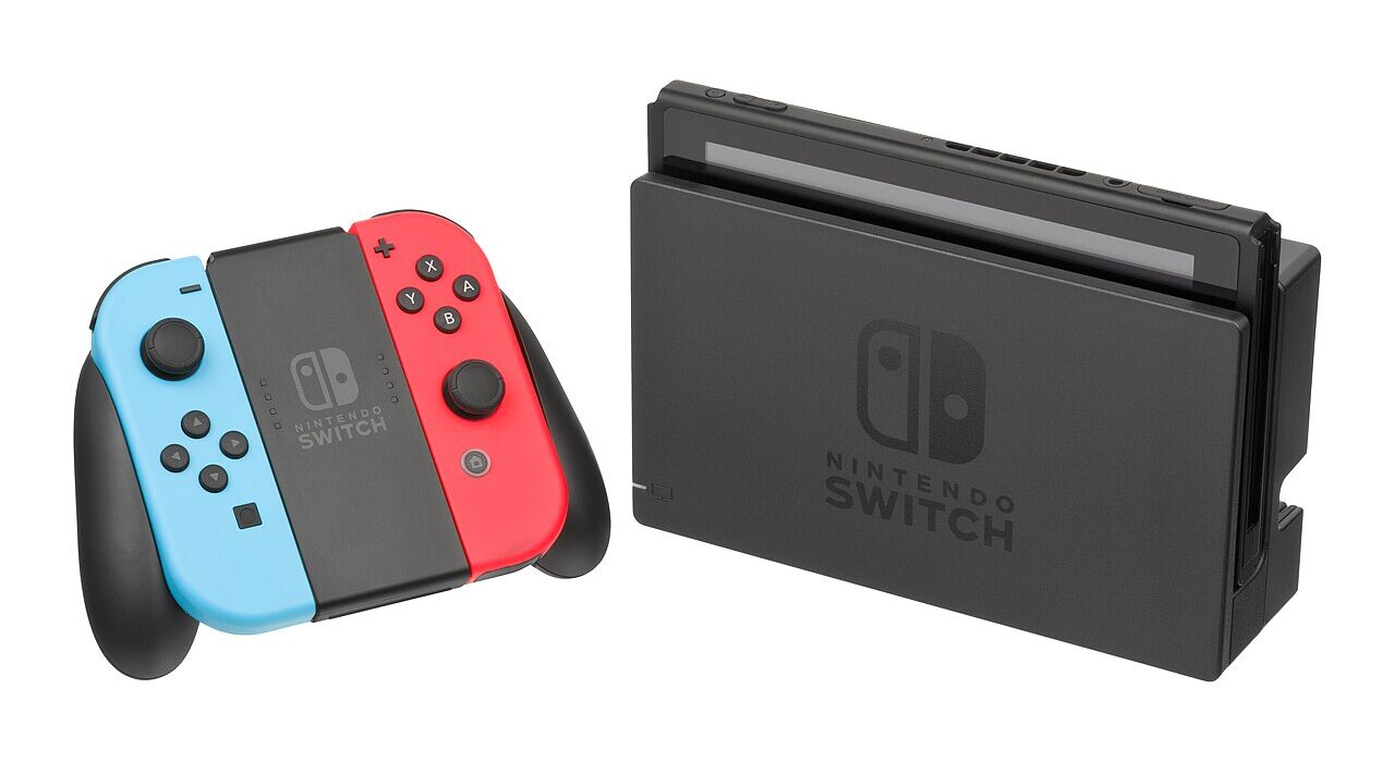 Konsol Nintendo Switch terpasang pada stasiun dock beserta kontroler Joy-Con