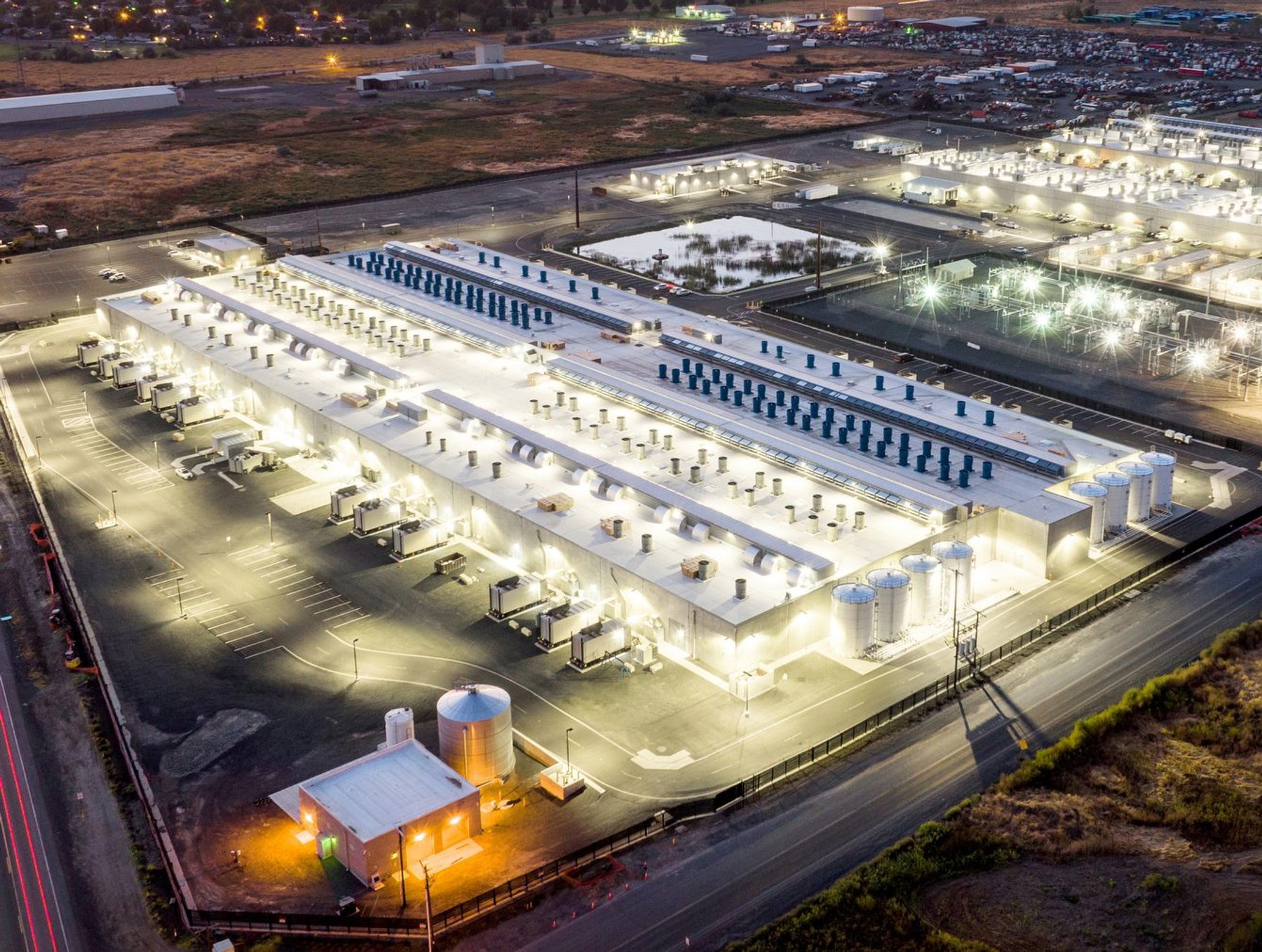 Gedung Amazon Web Services AWS Data Center