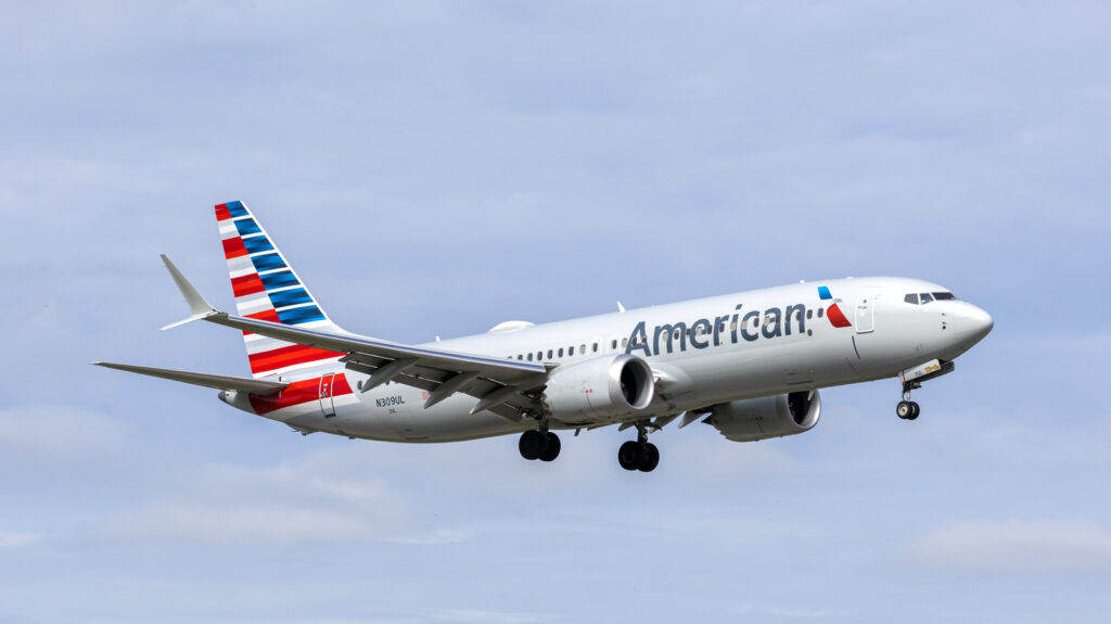 Pesawat American Airlines di bandara dengan layanan Wi-Fi satelit