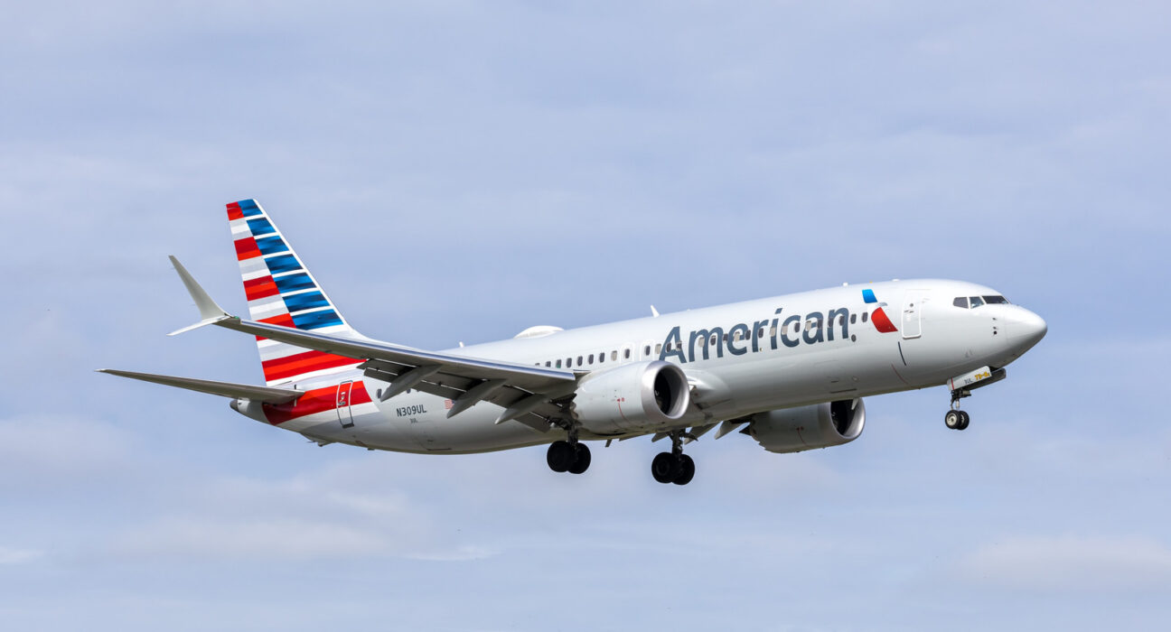 Pesawat American Airlines di bandara dengan layanan Wi-Fi satelit
