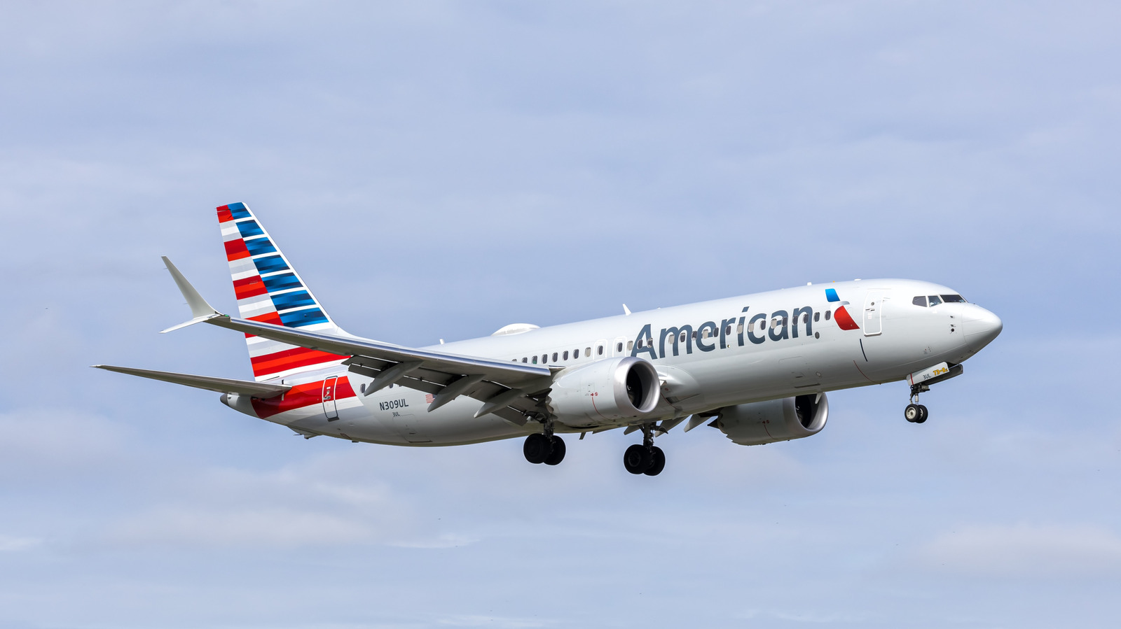 Pesawat American Airlines di bandara dengan layanan Wi-Fi satelit