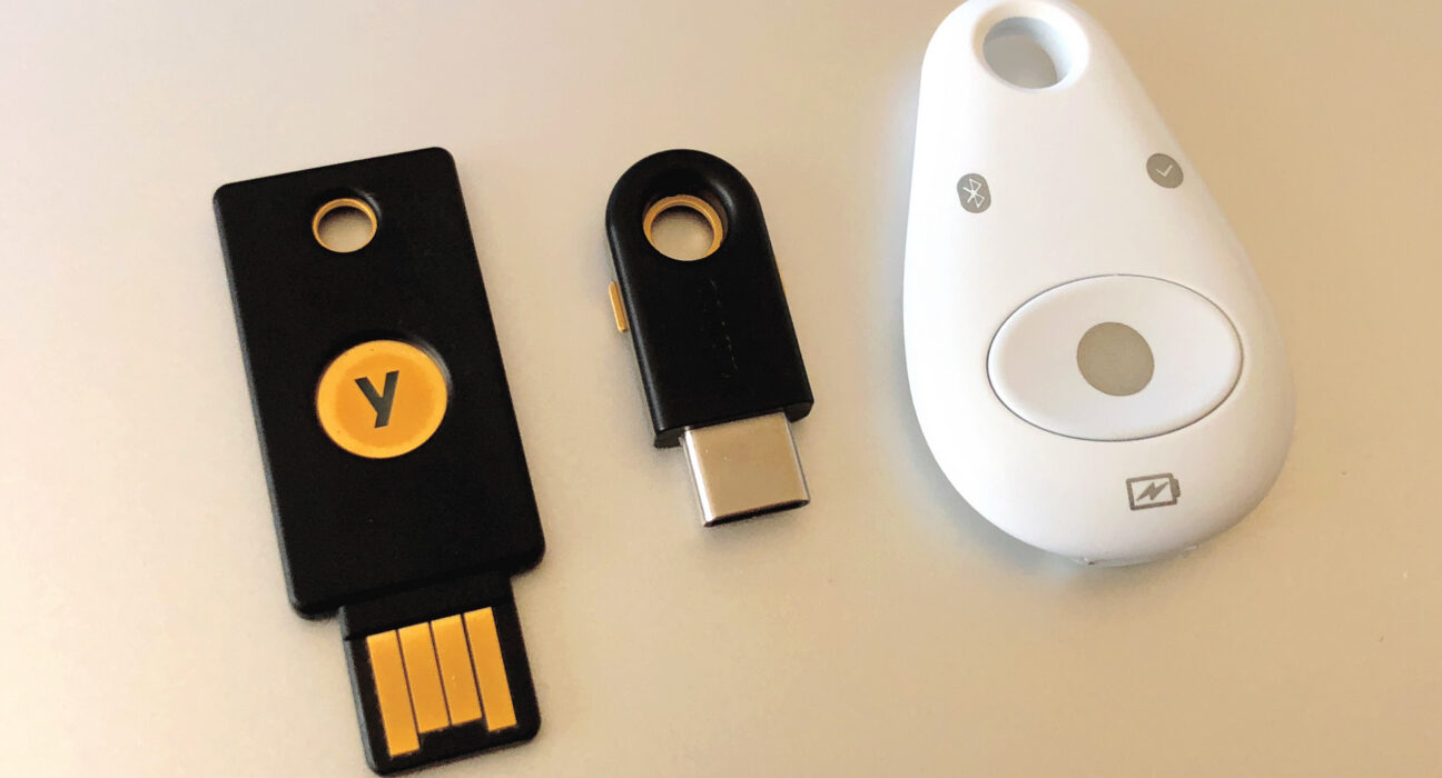 Kunci keamanan fisik USB dan NFC berbasis protokol FIDO untuk autentikasi dua faktor tahan phising