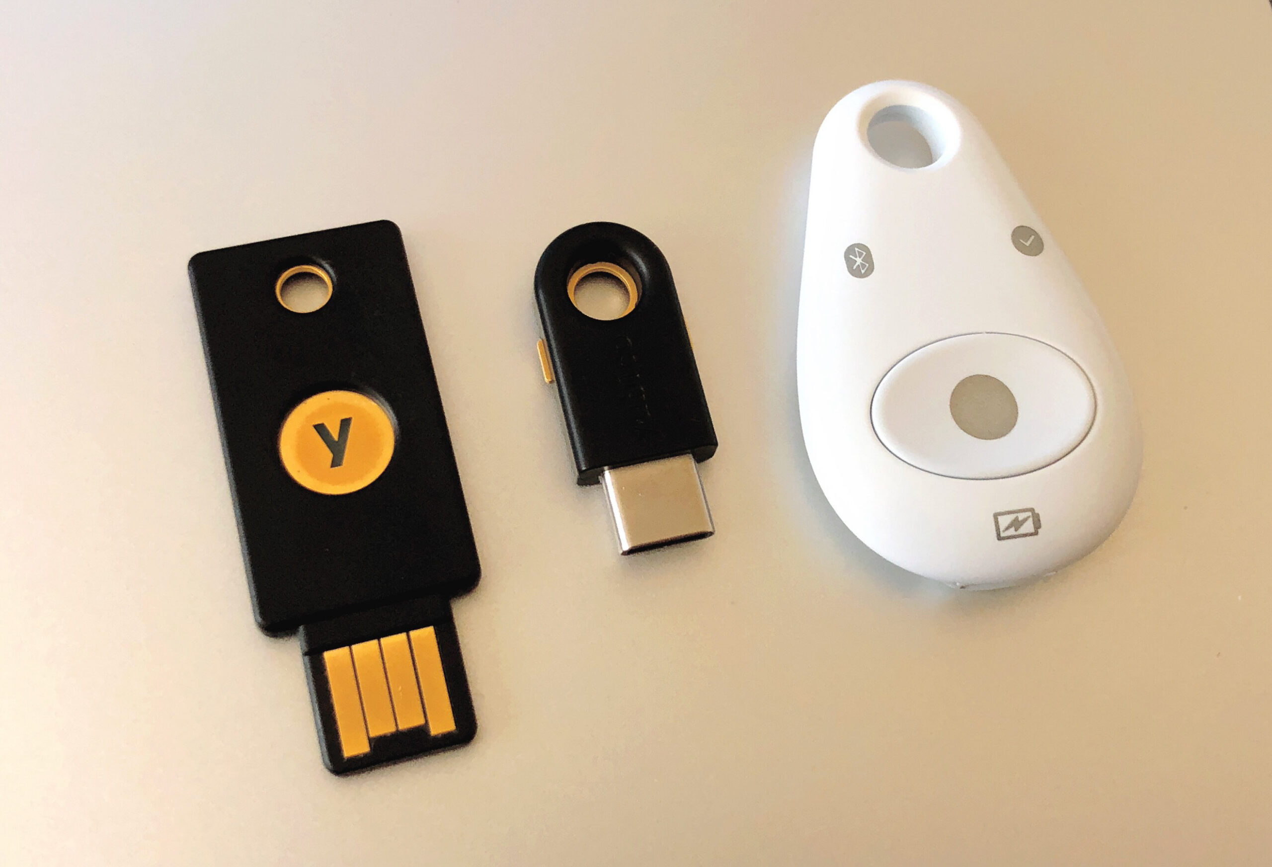 Kunci keamanan fisik USB dan NFC berbasis protokol FIDO untuk autentikasi dua faktor tahan phising