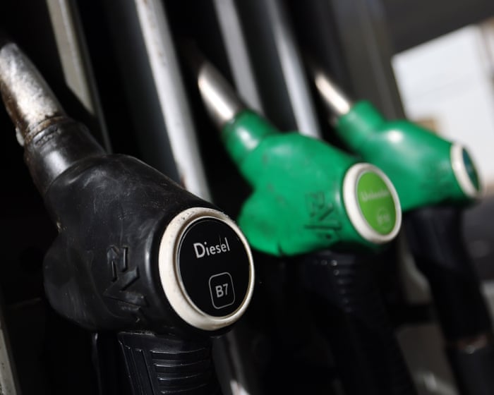 Pompa bahan bakar diesel di stasiun pengisian London