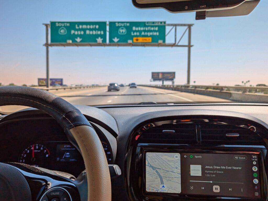 Tampilan antarmuka Android Auto pada sistem dasbor mobil