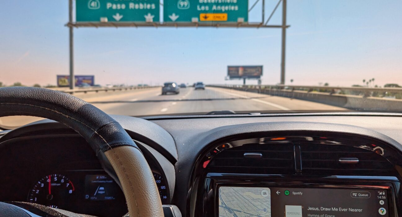 Tampilan antarmuka Android Auto pada sistem dasbor mobil