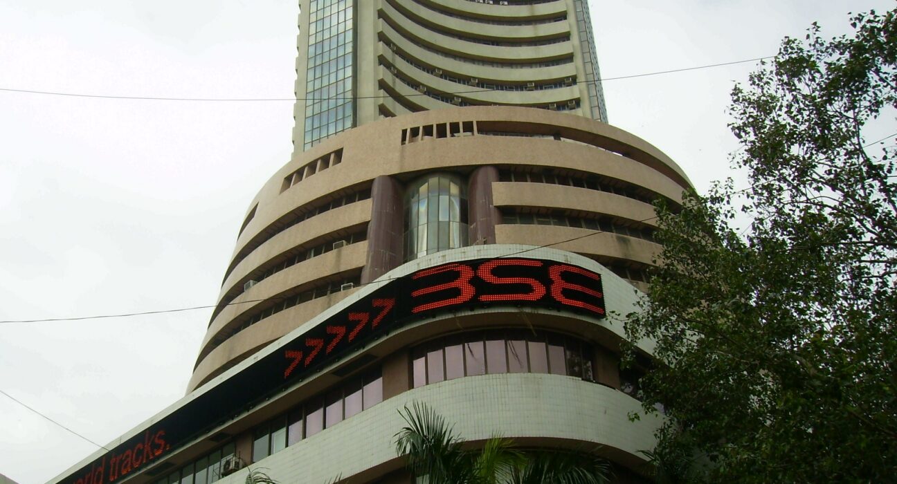 Gedung Bursa Efek Bombay BSE Phiroze Jeejeebhoy Towers di Dalal Street Mumbai India